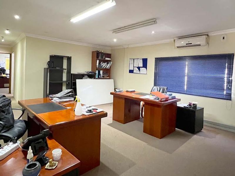 INDUSTRIAL MANUFACTURING WAREHOUSE AND OFFICES - Photo 10