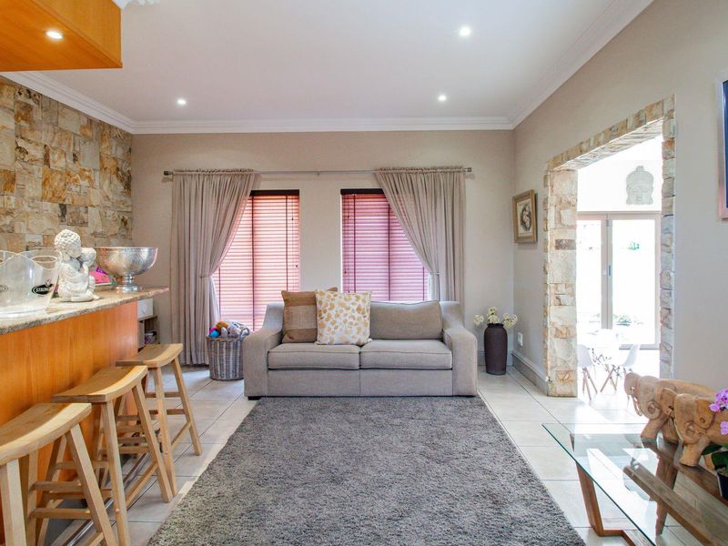 Elegant Cluster Home with Solar Power - Photo 3