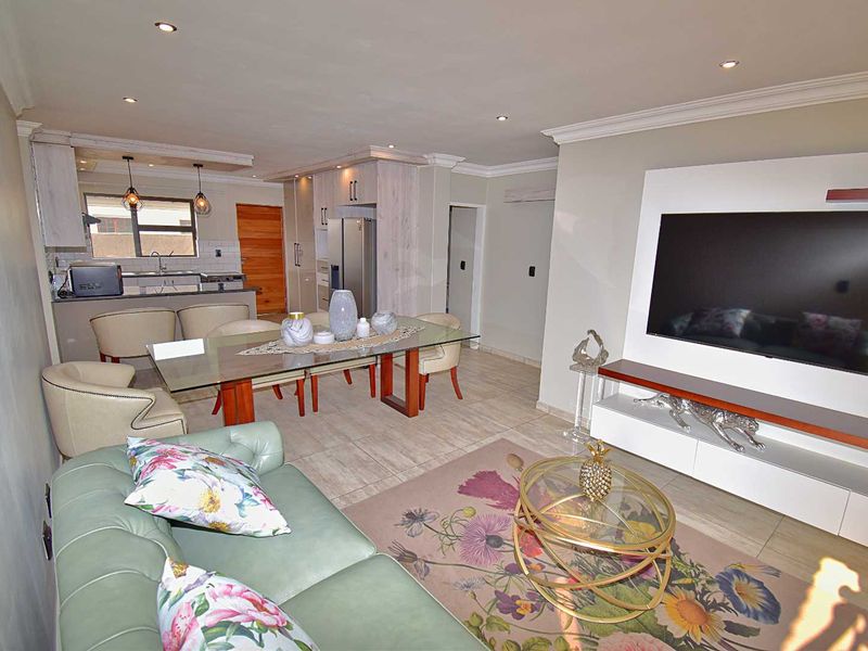 Stunning Modern Home in Savanna Estate - Photo 3