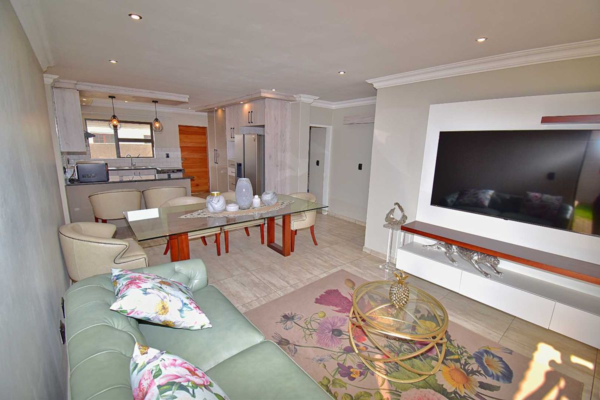 Stunning Modern Home in Savanna Estate - Photo 3