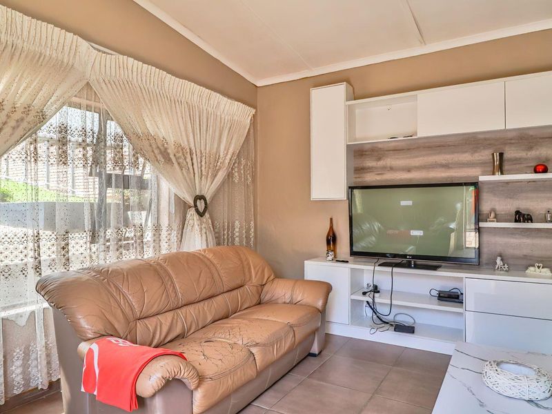 Dream 4 Bedroom Family Home in Mountain View Awaits! - Photo 5