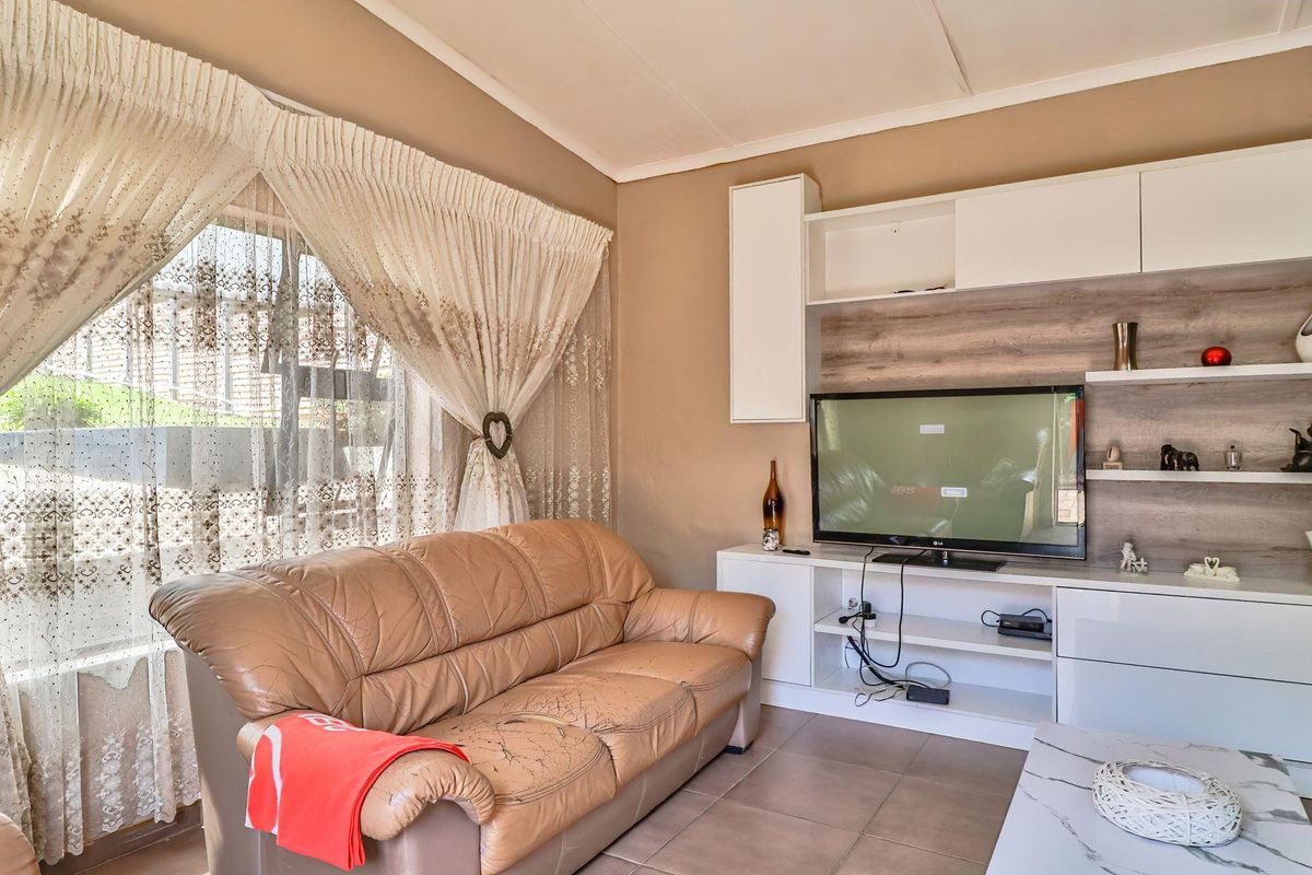 Dream 4 Bedroom Family Home in Mountain View Awaits! - Photo 5