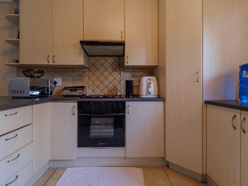Three bedroom simplex with double garage - Heuwelsig Estate - Centurion - Photo 6