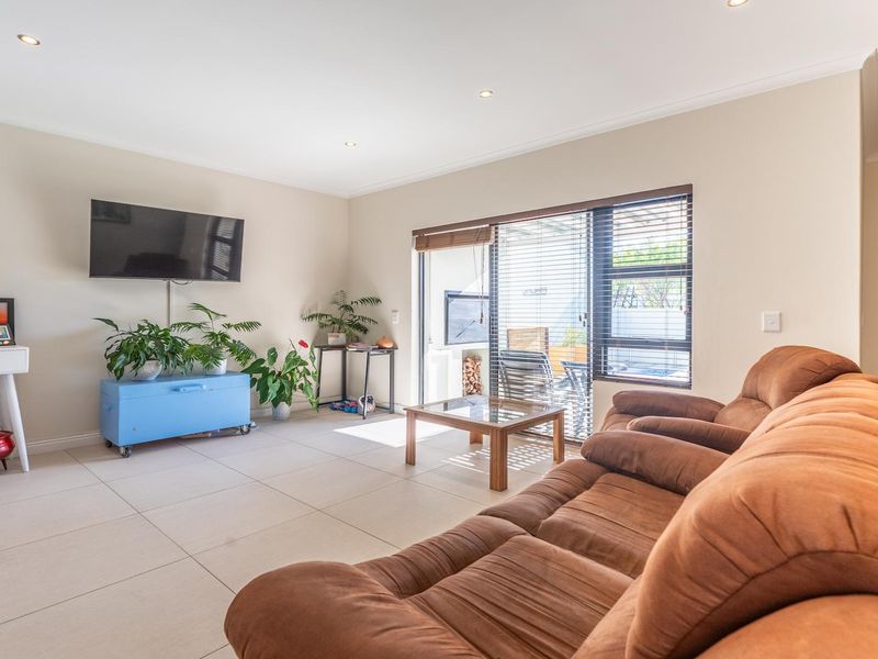 Stylish & Sunny 3-Bedroom Home with Pool – Parklands North - Photo 2