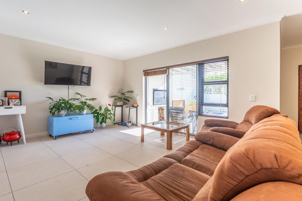 Stylish & Sunny 3-Bedroom Home with Pool – Parklands North - Photo 2