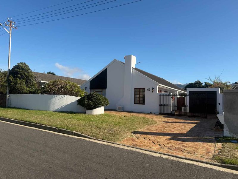 Family Home in Fish Hoek - Photo 2