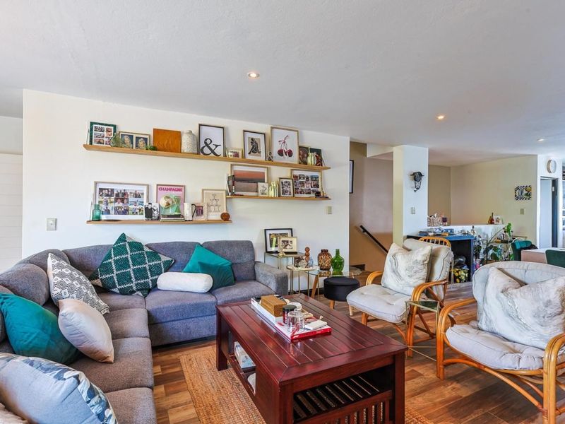 Modern 2 Bedroom Townhouse in Sought-After Lombardy Estate - Photo 7