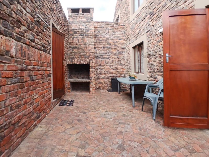 Sectional Title Facebrick Duplex Townhouse in quiet complex - Photo 2