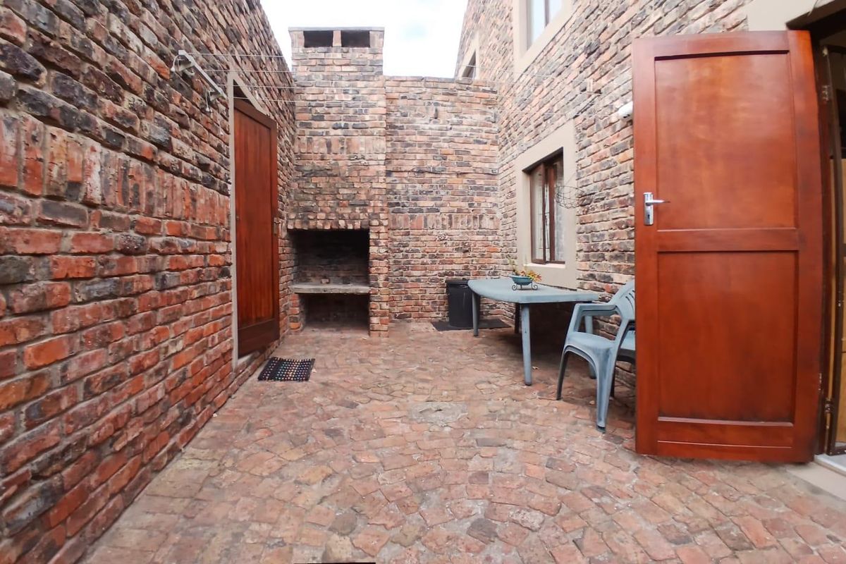 Sectional Title Facebrick Duplex Townhouse in quiet complex - Photo 2