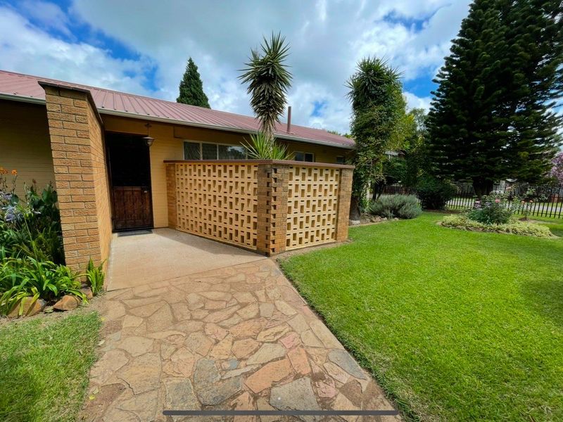 3 Bedroom home in Strathmore Park for sale - Photo 3