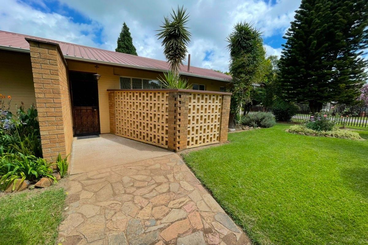 3 Bedroom home in Strathmore Park for sale - Photo 3