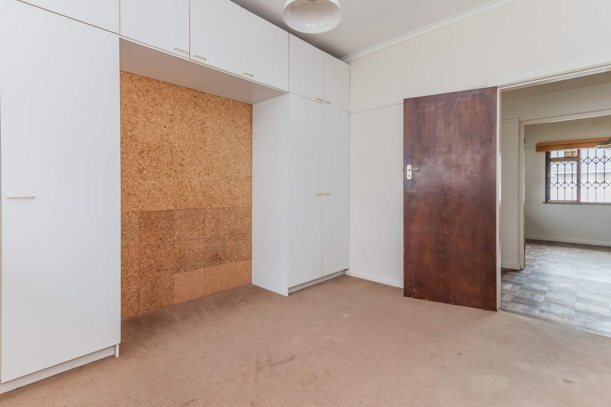 Large 3 bedroomed home on a large 516m2 corner plot, well located in Fish Hoek. - Photo 5