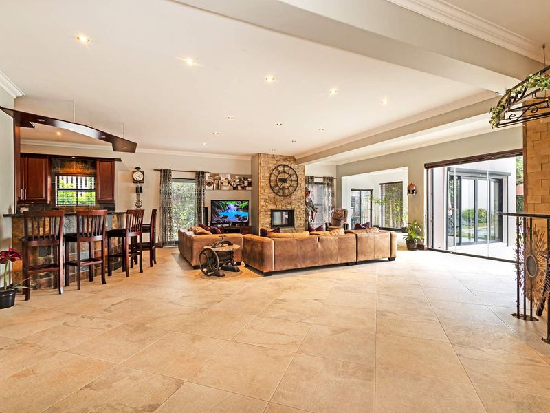 Spectacular Tuscan Villa with 13 Bedrooms and Private Apartments Overlooking Tygerberg Nature Reserve - Photo 8