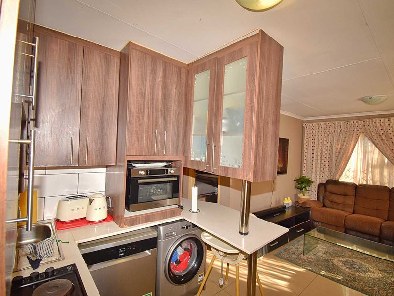 3 Bedroom, 2 Bathroom Home - Photo 3