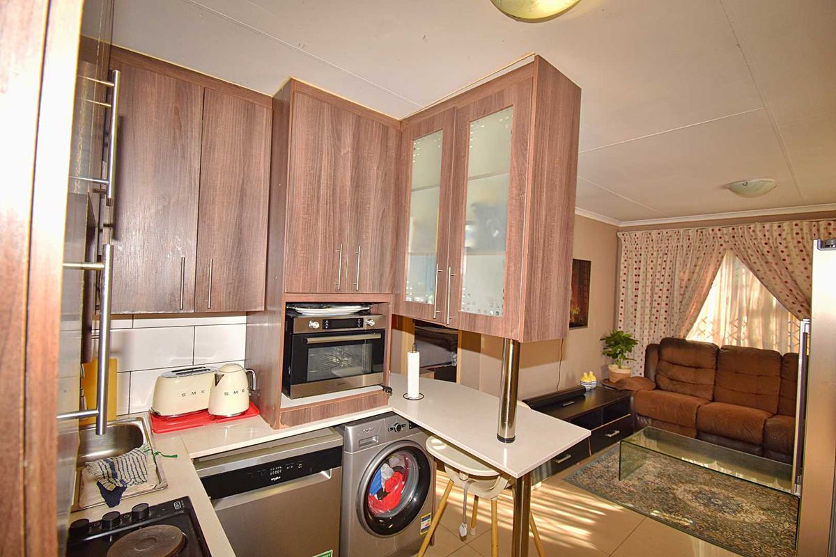 3 Bedroom, 2 Bathroom Home - Photo 3