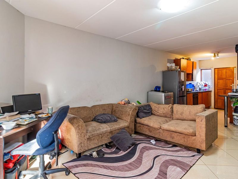 Fibre-Ready 2-Bedroom Apartment with Pool Access in Little Falls - Photo 8