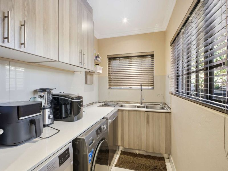 ​Modern Smart Home Masterpiece in Prestigious Lonehill - Photo 8