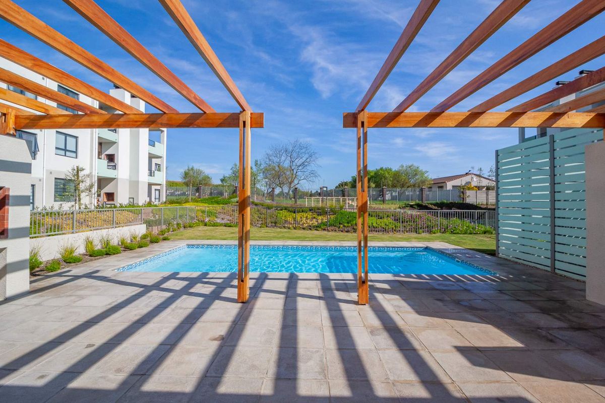 Sunny Spacious three bedroom ground floor apartment - Photo 2