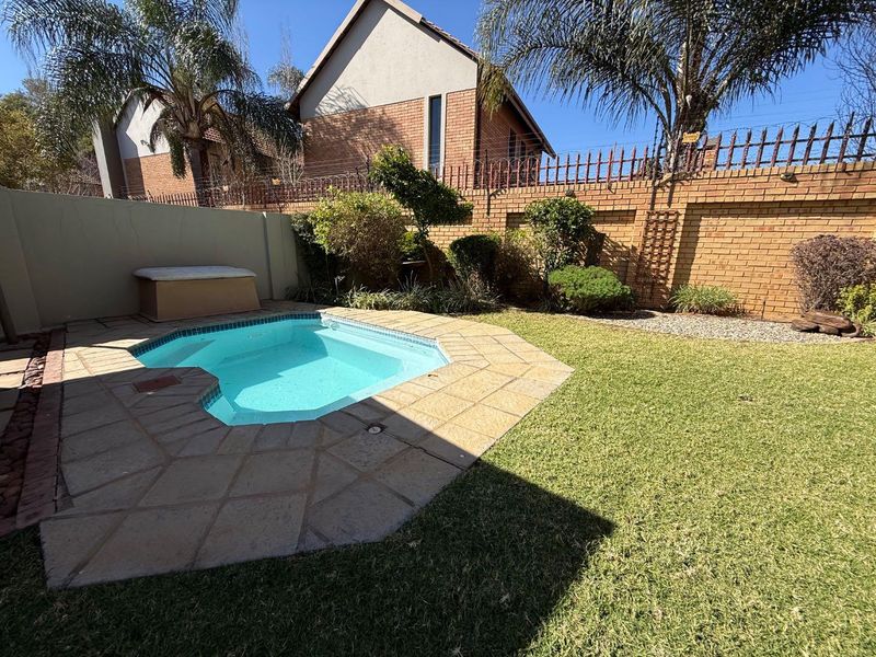 Exquisite Residence with Majestic Landscaped Garden and Exceptional Entertaining Spaces - Photo 2