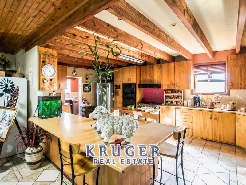 3-BEDROOM HOME WITH 2-BEDROOM FLAT - Photo 4