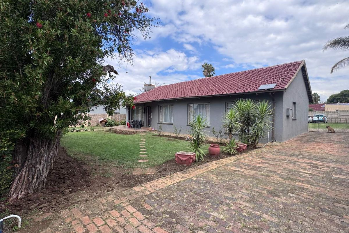 Unlock the Potential of this Spacious Family Home with Pool on a Large Stand - Photo 2