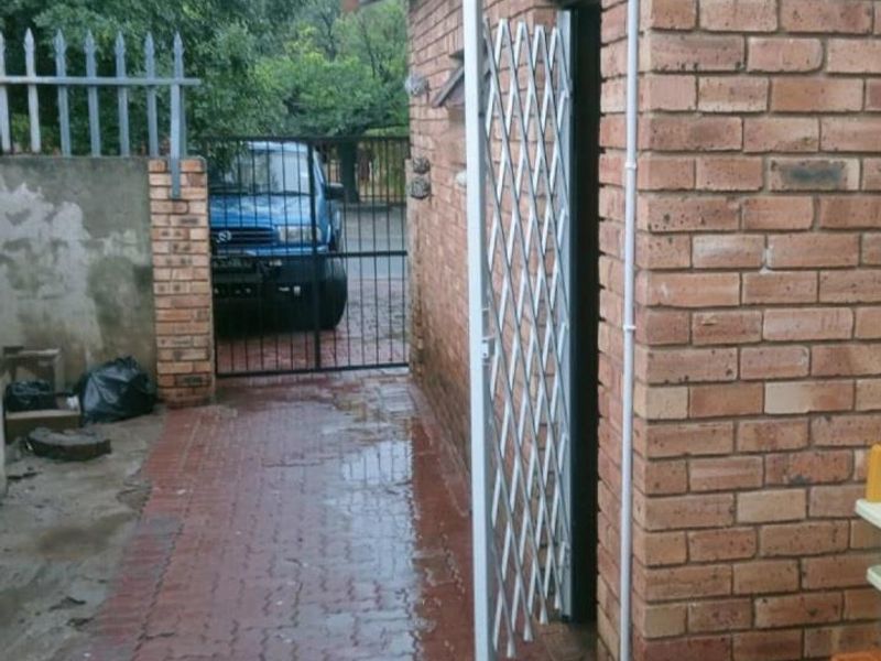 Enormous property for sale. - Photo 2