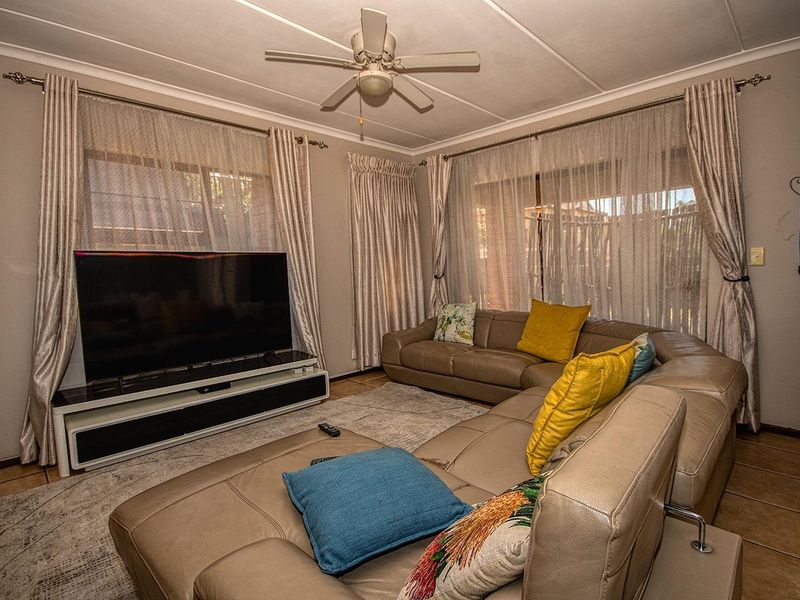 3 Bedroom Meyersig Estate Corner duplex! - Photo 5