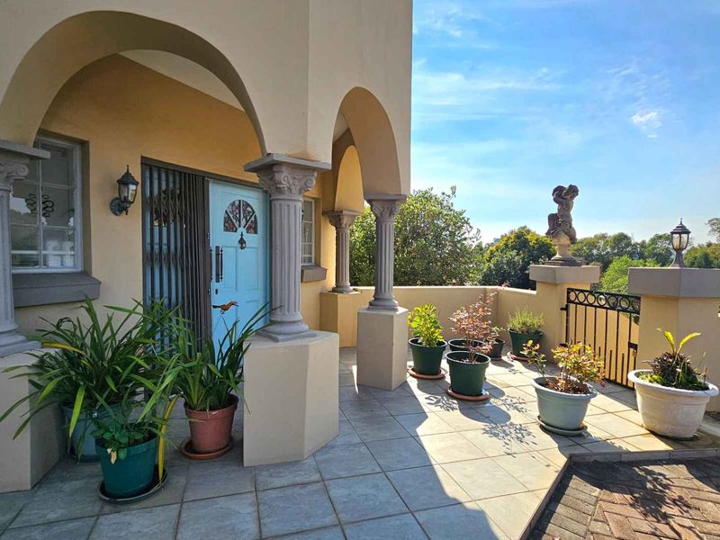 Spacious and Versatile 5 Bedroom Mediterranean Style House - Photo 4