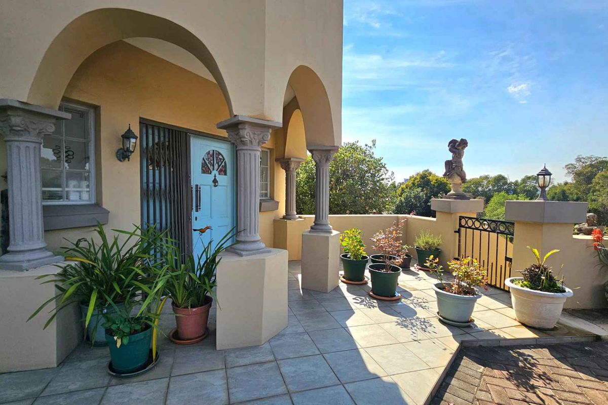 Spacious and Versatile 5 Bedroom Mediterranean Style House - Photo 4