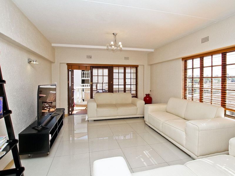 STUNNING 2 BED APARTMENT - Photo 4