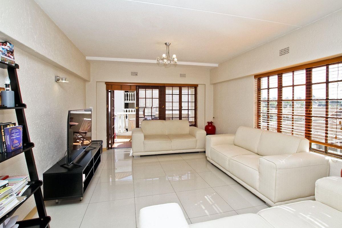 STUNNING 2 BED APARTMENT - Photo 4