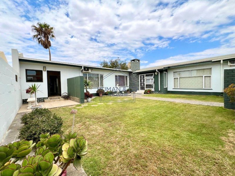 Spacious family home in central area - Photo 3