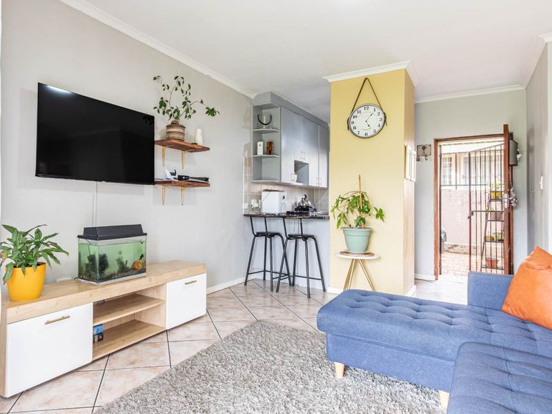 Charming Simplex Living with Endless Potential, perfect for young professionals SORRY NO PETS ALLOWED - Photo 6