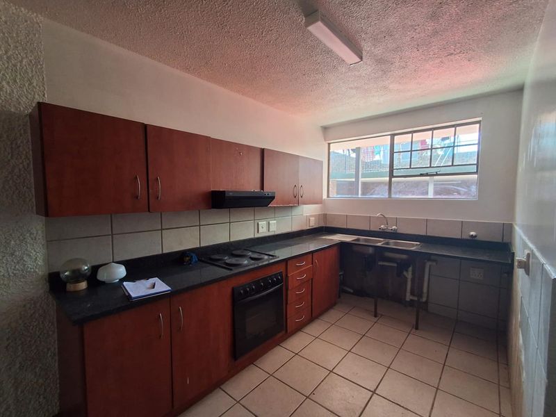 PET FRIENDLY, PRIVATE GARDEN DOWNSTAIRS UNIT - VILLA MOURA - Photo 4