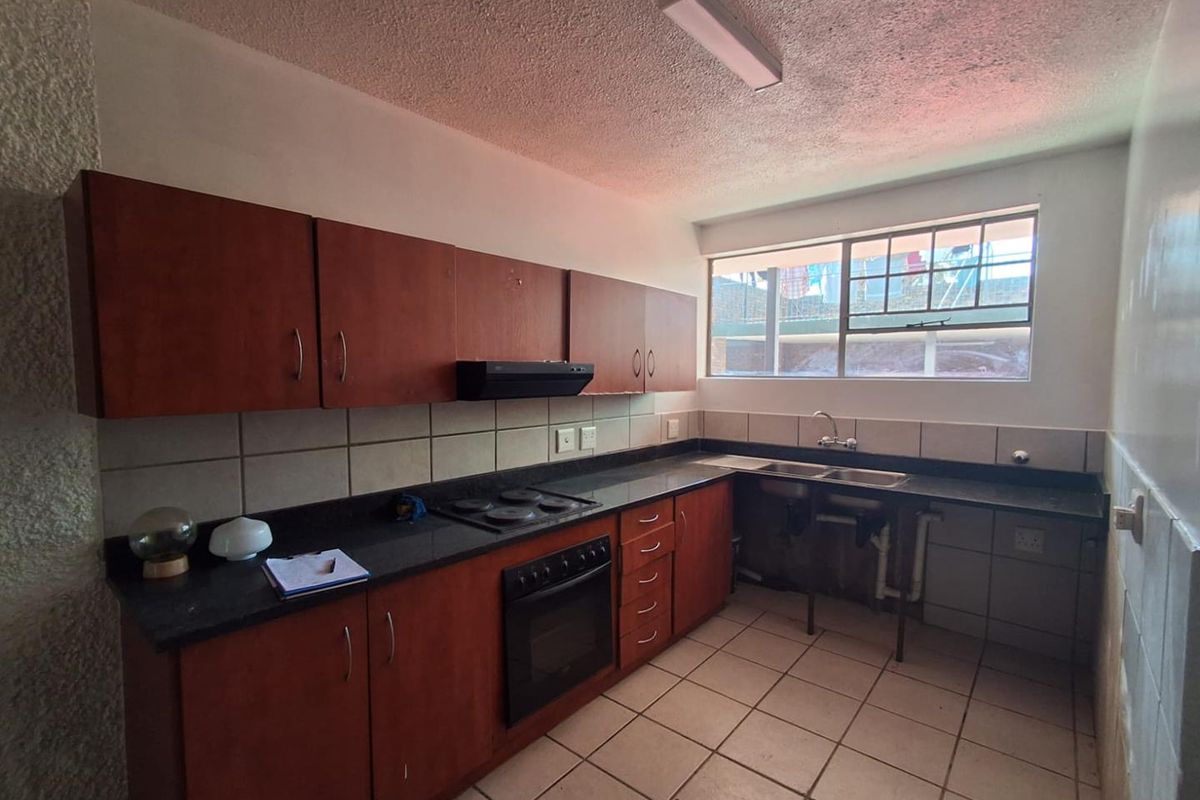 PET FRIENDLY, PRIVATE GARDEN DOWNSTAIRS UNIT - VILLA MOURA - Photo 4