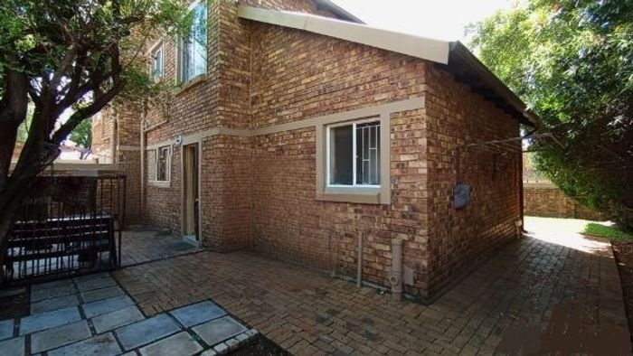 Property #2563350, Townhouse For Sale in Heuwelsig Estate