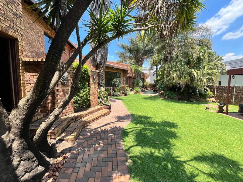 4 Bedroom House for sale - Photo 4