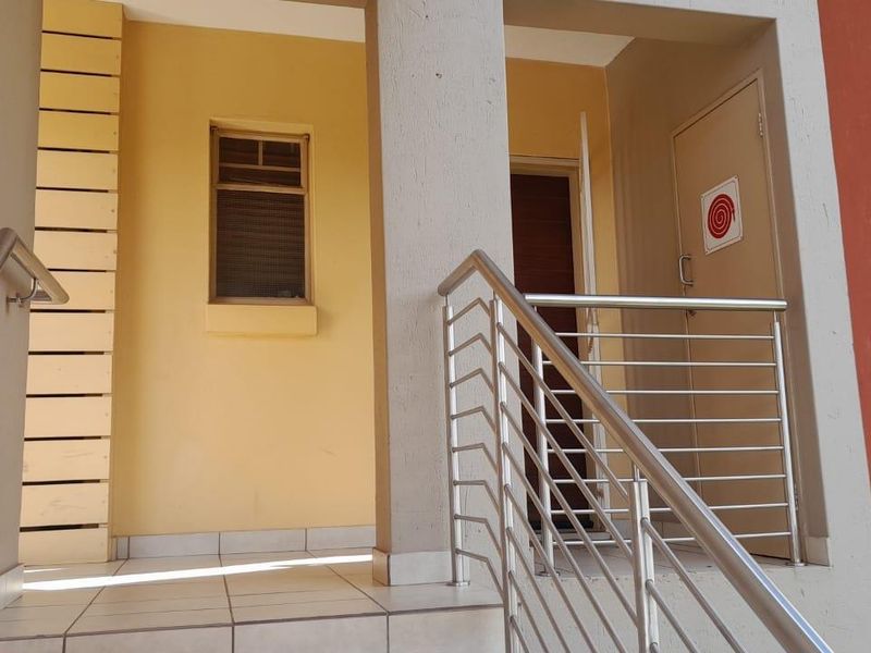 Stunning 2 bedroom unit in secure complex - Photo 7