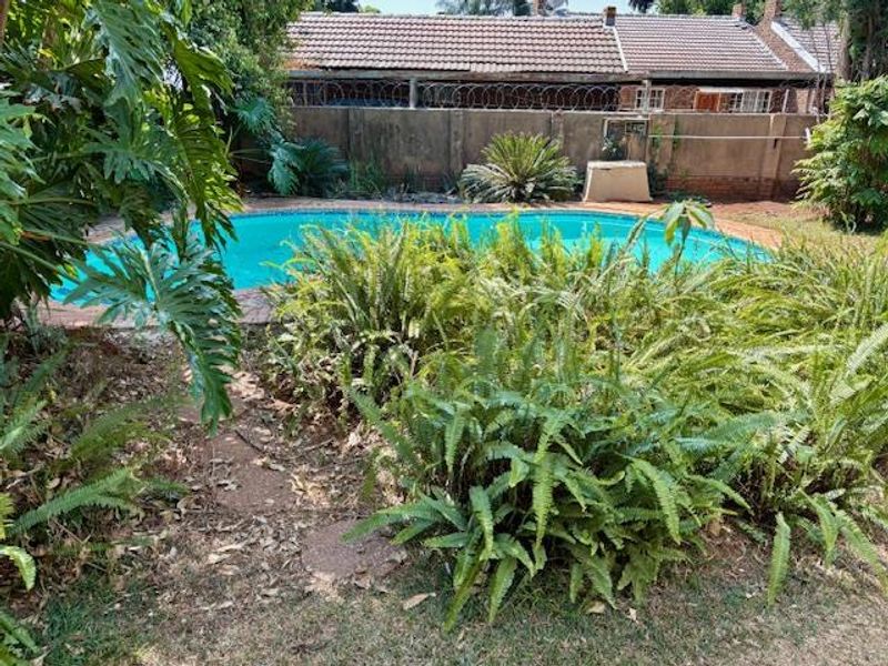 Spacious Family Home with Flatlet on Large Stand - Photo 3