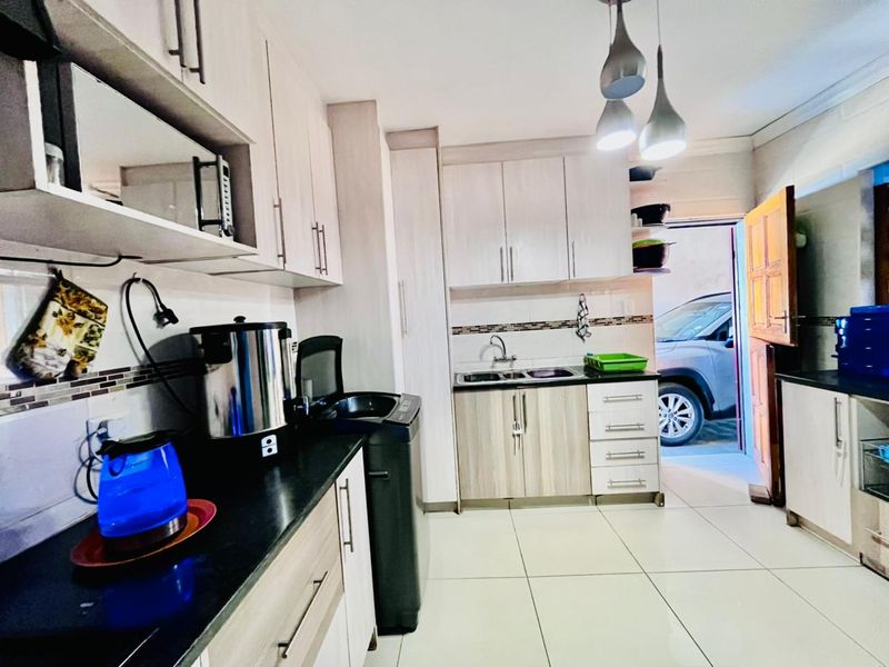 Three bedrooms house for sale in Soshanguve W W - Photo 9