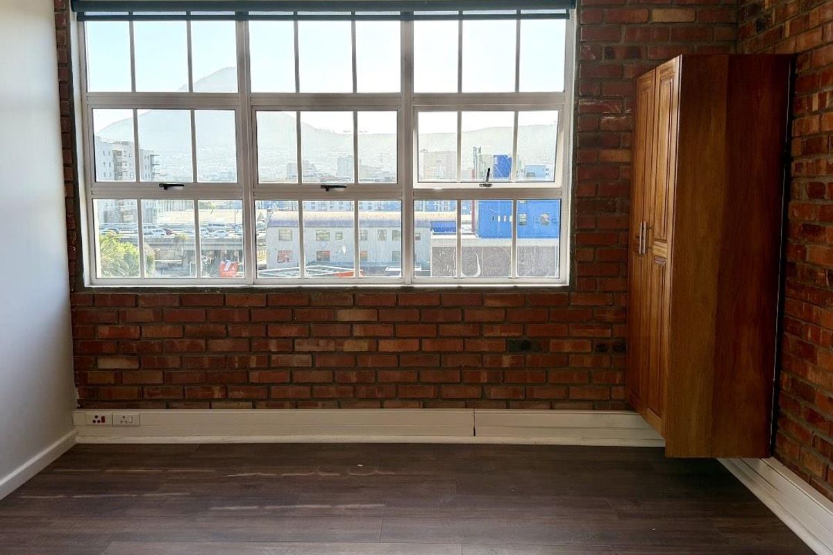 large industrial styled apartment - Photo 3