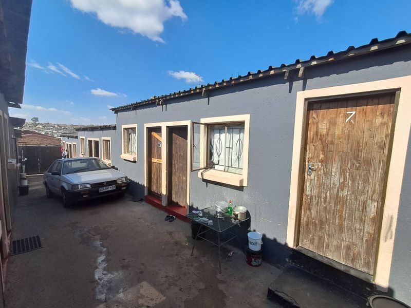 12 RENTED ROOMS IN IVORY PARK. - Photo 1