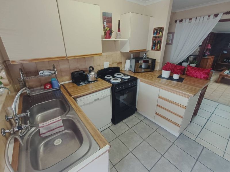 BEAUTIFUL FAMILY HOUSE FOR SALE IN ZWARTKOP!!!! - Photo 4