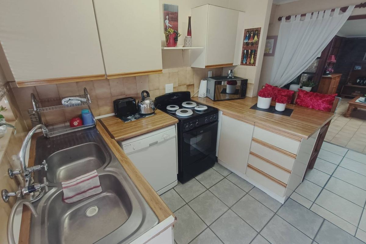 BEAUTIFUL FAMILY HOUSE FOR SALE IN ZWARTKOP!!!! - Photo 4