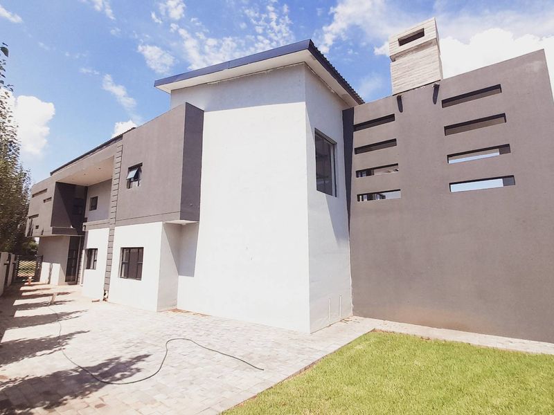 "Unveil Your Dream Home at Gateway Estate: Luxury Awaits - Photo 3