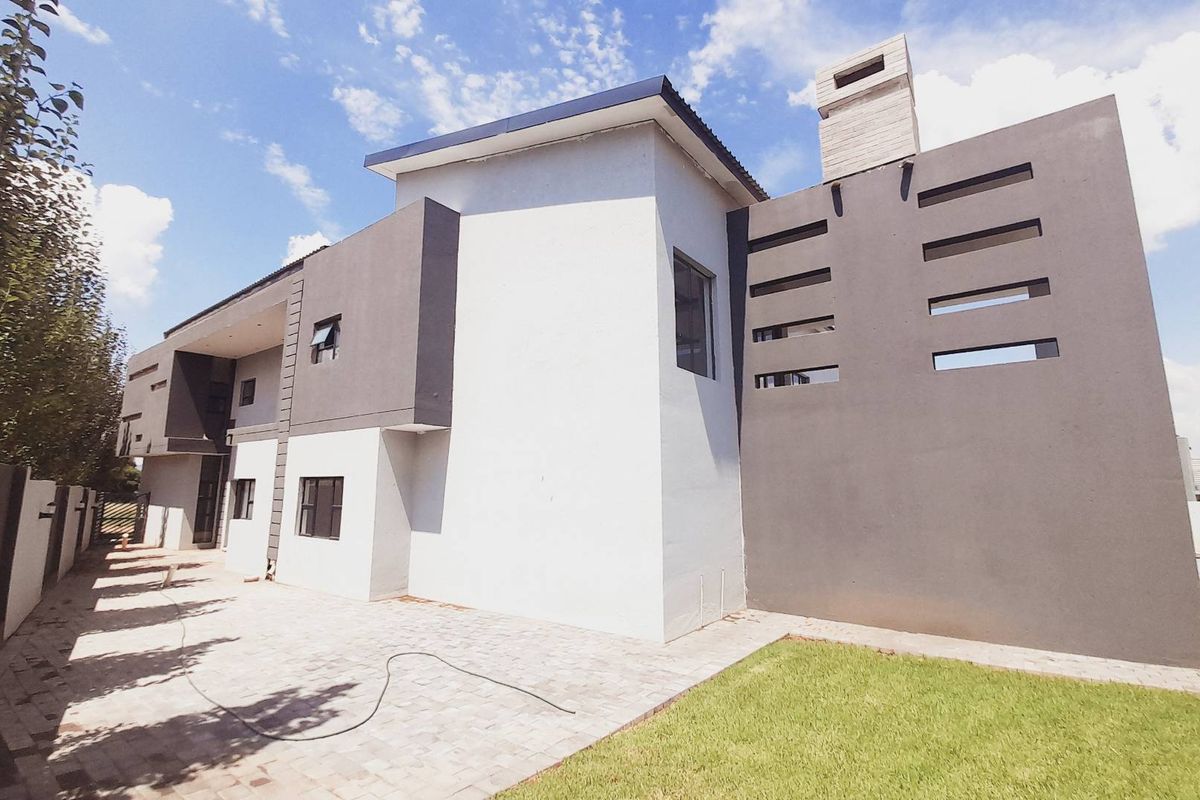 "Unveil Your Dream Home at Gateway Estate: Luxury Awaits - Photo 3