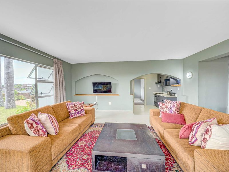 Beautiful and Well-Maintained Family Home for Sale in Beacon Bay – R 5 495 000 - Photo 7