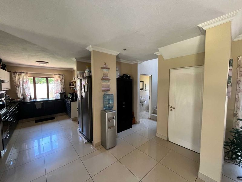 VERY SPACIOUS WITH SERVANTS QUARTERS - Photo 2