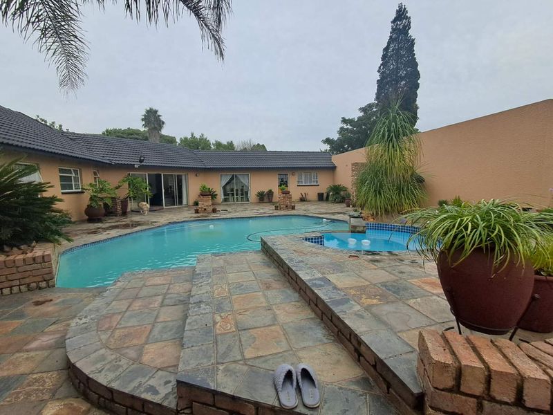 Dual Living Dream: Main House & Cottage for Family or Rental - Photo 9