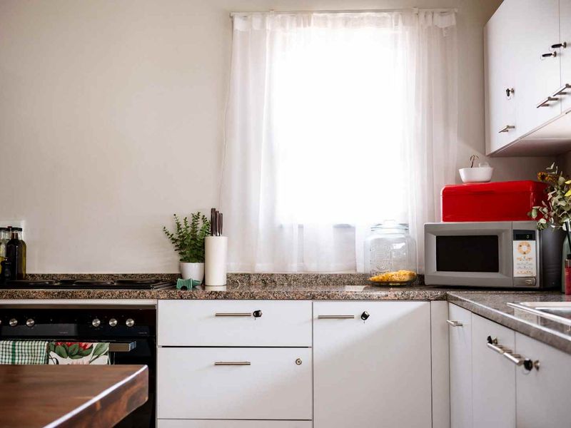 Discover this styling 2 bed, 2bath, single garage lock up and go gem! - Photo 8
